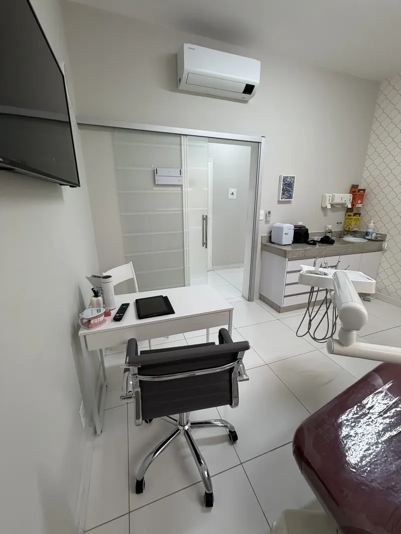 Consultório da ODONTOLIMA Barreiro com mesa de atendimento